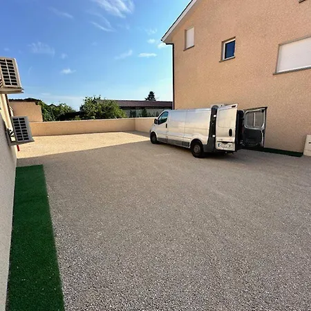 House 30 With 5 Bedrooms Lechaffardcom Lägenhet